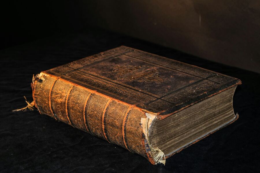 Antikes Buch mit goldgeprägtem Ledereinband